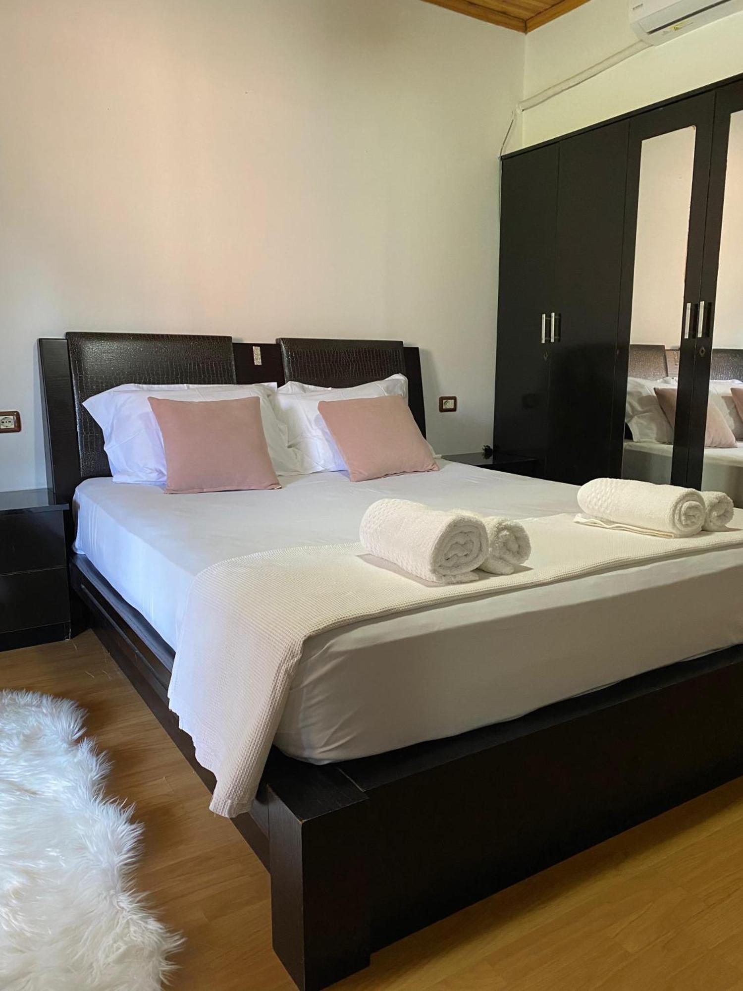 Bertis Guest House Гірокастра Екстер'єр фото