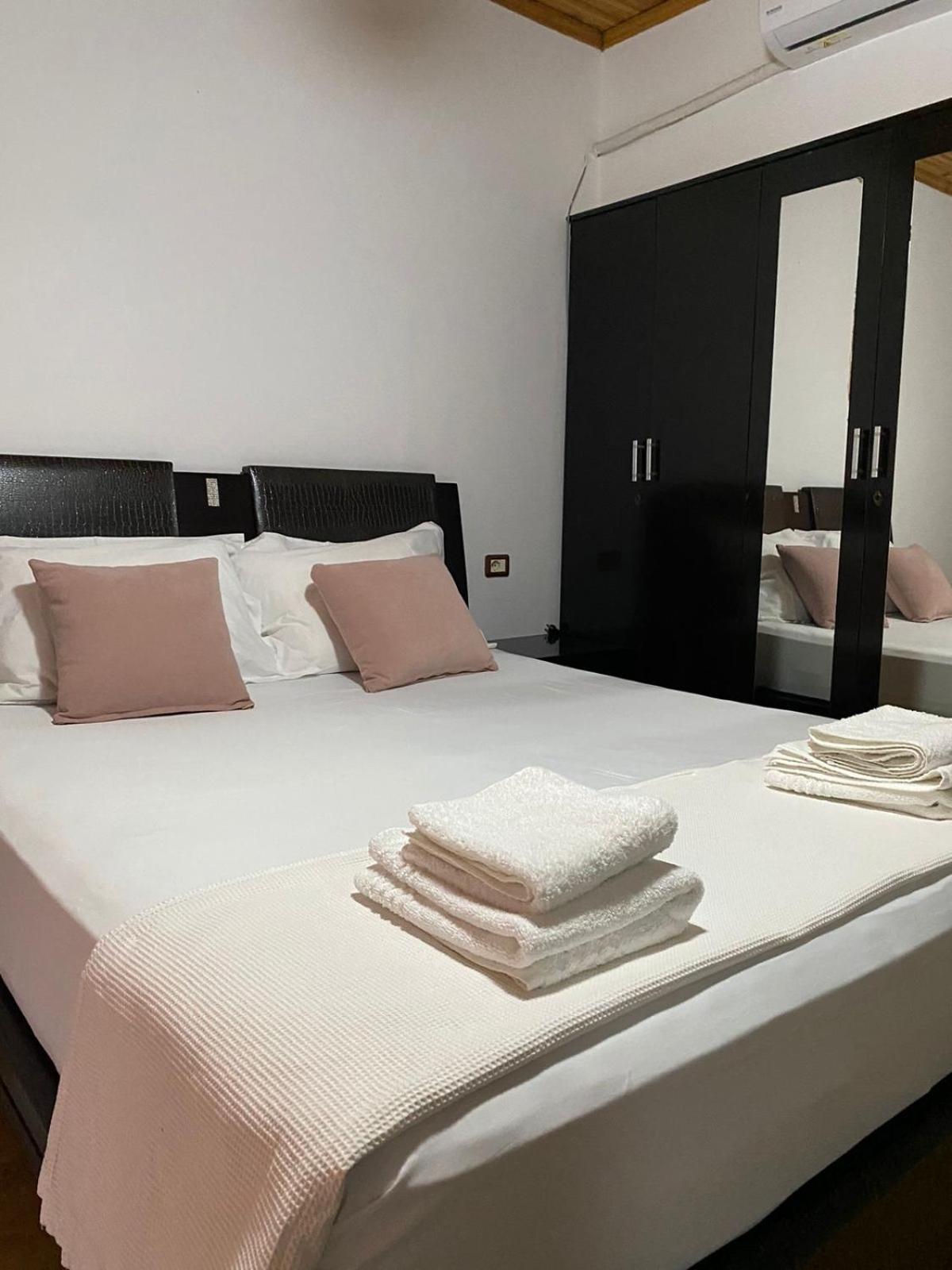 Bertis Guest House Гірокастра Екстер'єр фото