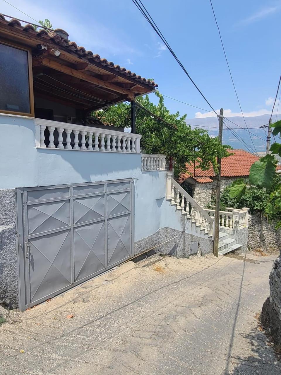 Bertis Guest House Гірокастра Екстер'єр фото